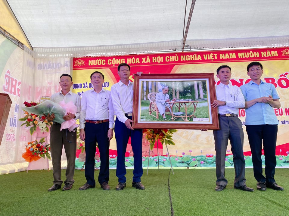Thôn Hiền Tây xã Quảng Lưu tổ chức lễ công bố quyết định thôn đạt chuẩn nông thôn mới kiểu mẫu