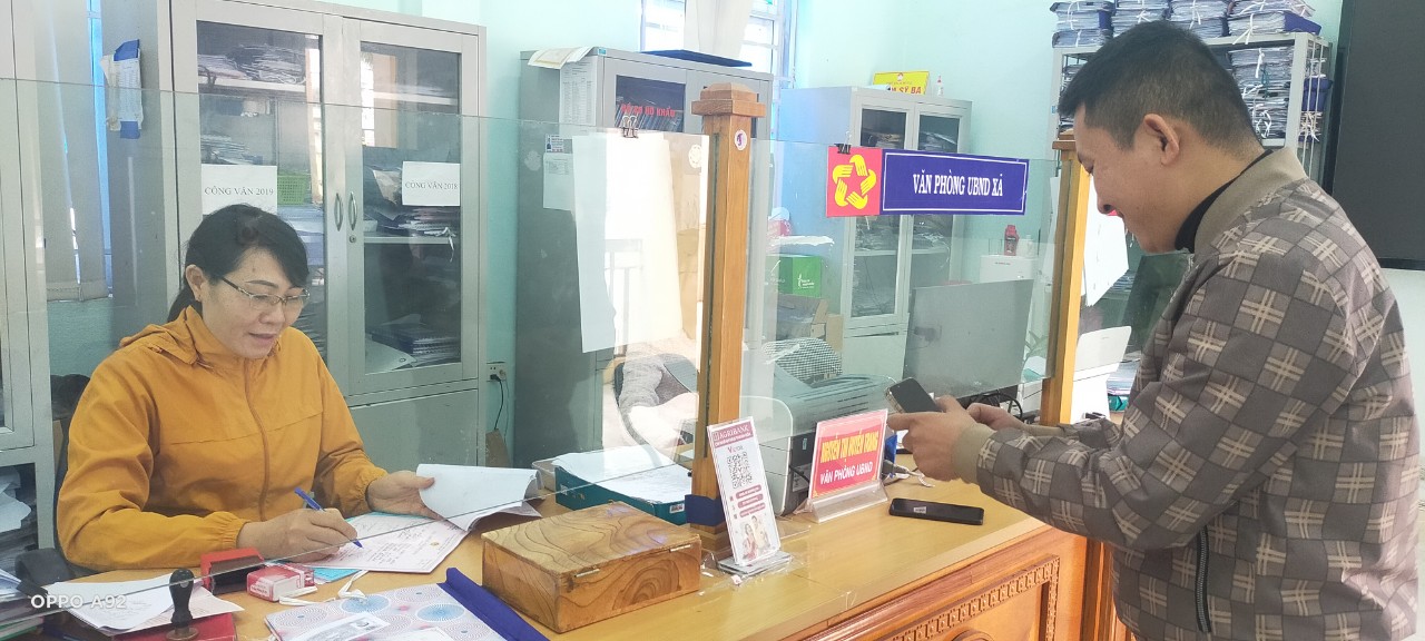 Ủy ban nhân dân xã Quảng Lưu triển khai áp dụng hình thức thu phí điện tử tại “Bộ phận một cửa”
