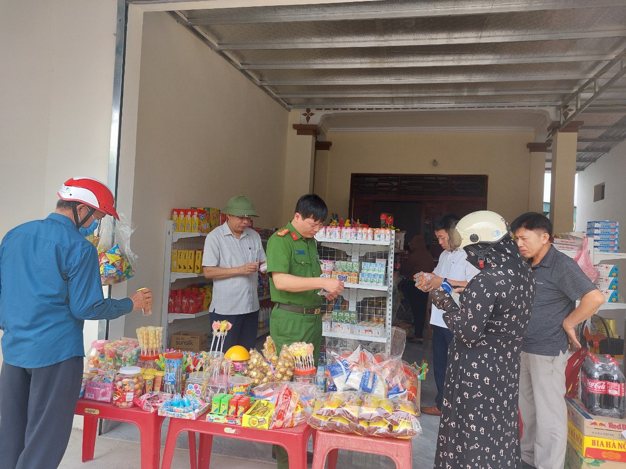 Đoàn kiểm tra an toàn thực phẩm xã Quảng Lưu kiểm tra việc đảm bảo an toàn thực phẩm ở các cơ sở kinh doanh ăn uống, thực phẩm trên địa bàn xã